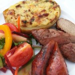 bakpotatis med kött och korv