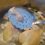 skummar av kycklingbuljong