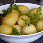 kokta små potatisar vit skål