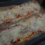 avlång pizza tomatsås ost